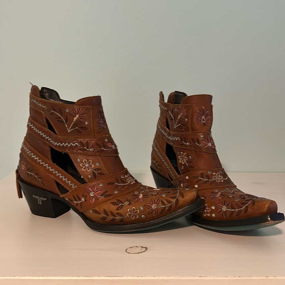 Lane size 8 Booties